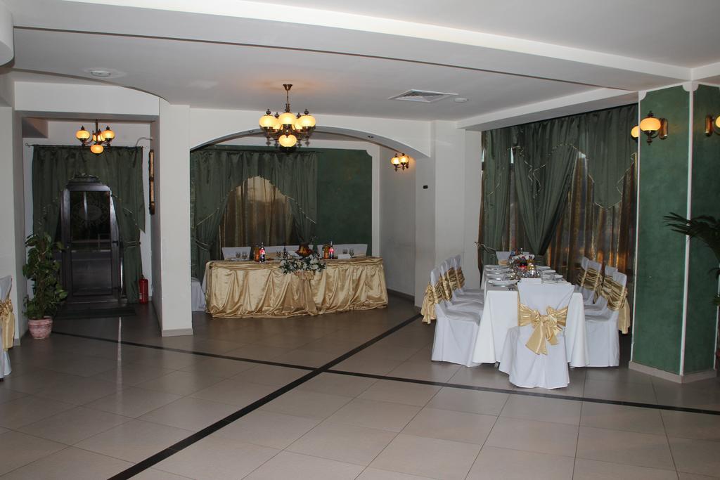 Hotel Royal 2 Urziceni Εξωτερικό φωτογραφία
