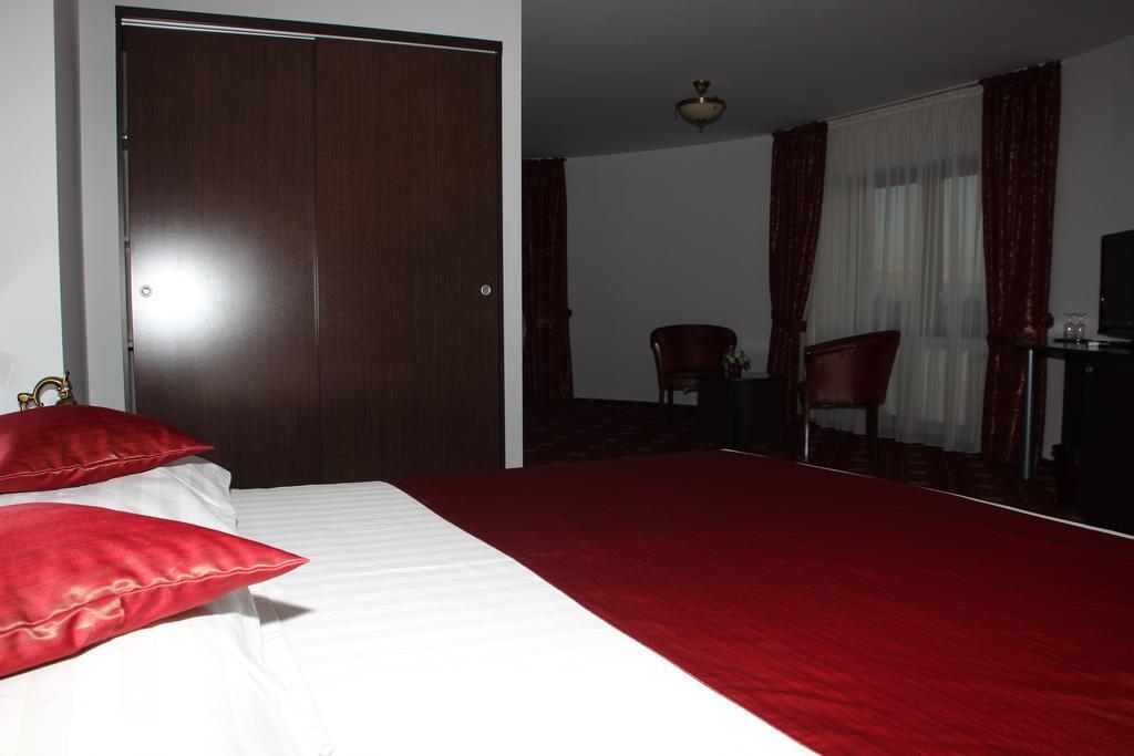 Hotel Royal 2 Urziceni Εξωτερικό φωτογραφία