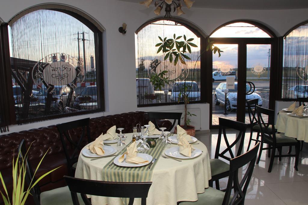 Hotel Royal 2 Urziceni Εξωτερικό φωτογραφία